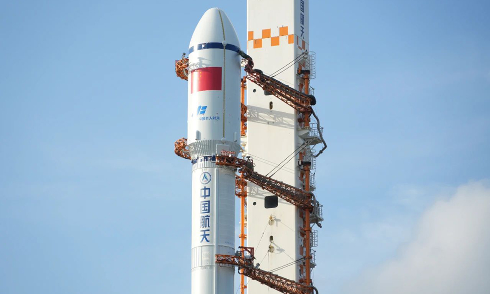 天舟七號貨運飛船與長征七號遙八運載火箭組合體蓄勢待發。