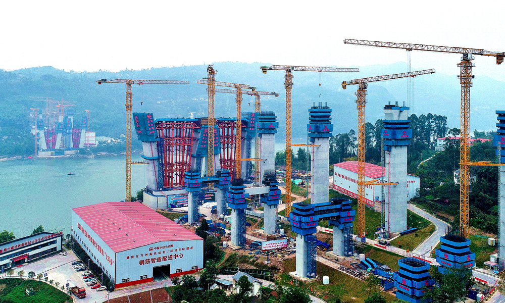 1月10日，中鐵大橋局承建的渝萬高鐵石沱長江大橋5號、6號主塔下部結構施工完成。5號主塔下塔柱施工完成，正在進行下橫梁施工，6號主塔正在進行下塔柱第9節施工；鐵路、公路邊墩基礎及承臺施工全部完成，正在進行墩身及上部結構施工。