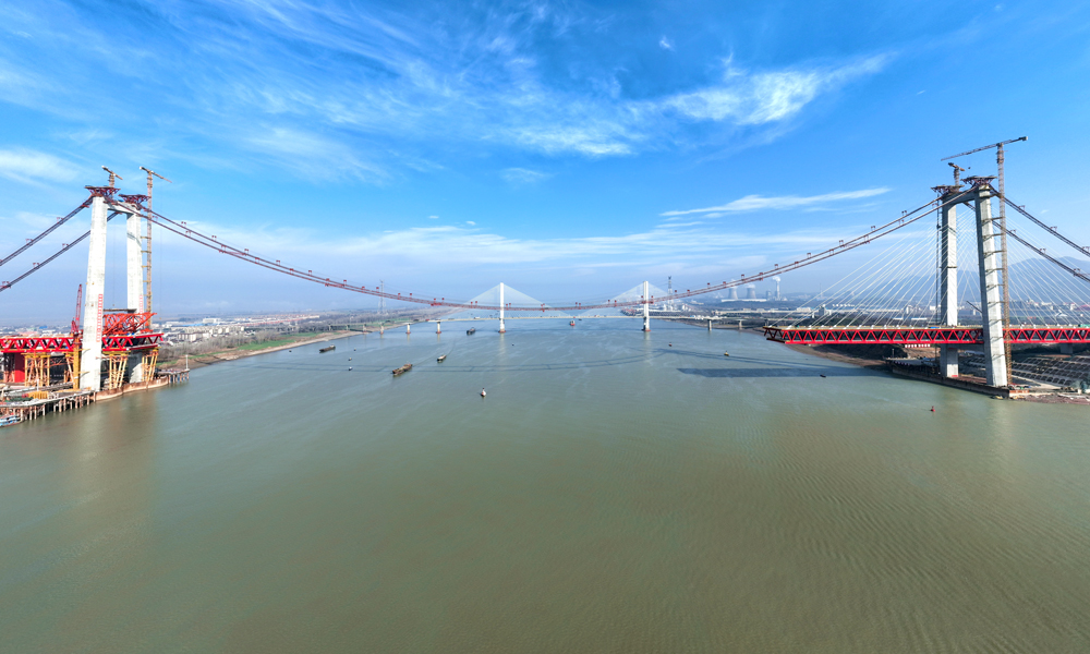 截至1月9日，中鐵大橋局參建的G3銅陵長江公鐵大橋3號主墩完成75根主纜架設，鐵路現澆梁完成25片，公路現澆梁完成14片，目前正在架設3號墩邊跨第9節段鋼梁；4號主墩塔柱和鋼梁正在進行附屬安裝；合建段南引橋累計完成鐵路墩身14個、公路墩身10個、公路立柱12個、鐵路梁23孔、公路梁10節段。