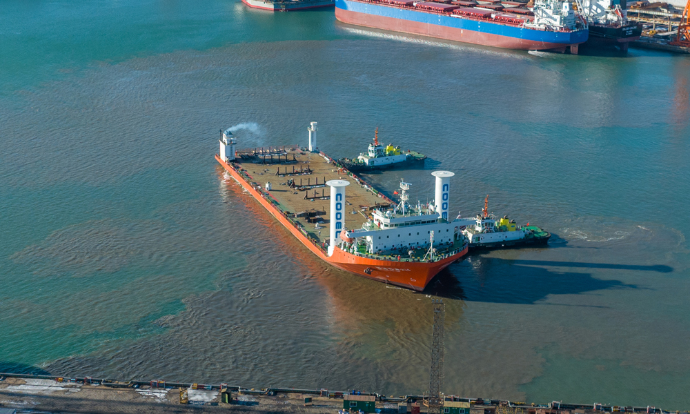 旋筒風帆系統是利用風能來驅動船舶的新技術，通過電機驅動旋筒旋轉，產生與來風方向垂直的推力。本次投用的旋筒風帆系統安裝于萬噸級大型甲板運輸船“海洋石油226”甲板前部兩側，由復合材料外筒、鋼質內塔、電機、底座等構成，設計高度18米，直徑4米，單體重40噸，最大轉速 200轉/分鐘，可在零下25攝氏度環境下工作，適用于全球緯度最低的結冰海域。圖為“海洋石油226”船加裝船用風力旋筒助推系統后試航。楊云展 攝