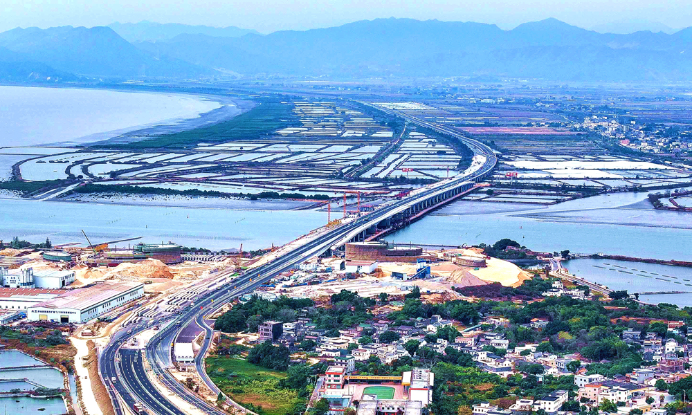 據悉，深汕西高速改擴建項目建成通車后，將有效提升國家公路大通道的通行能力和服務水平，推動深汕特別合作區及粵港澳大灣區的經濟發展和產業升級，助力深圳建設中國特色社會主義先行示范區、構建廣東省“一核一帶一區”區域發展新格局。