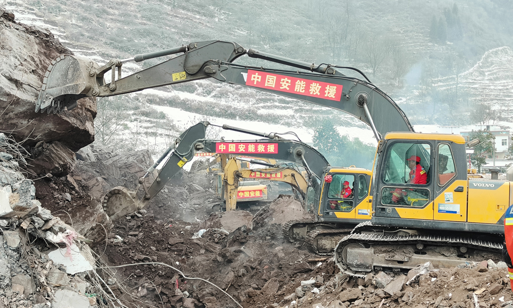 中國安能救援隊主要負責崩塌體開挖、轉渣及人員搜救等救援任務。根據現場情況，救援隊員們采用“雙向推進、滾動翻挖、前緣優先、精準搜救”戰法，利用挖掘機等重型機械設備進行開挖，24小時倒班作業，搜尋失聯人員。