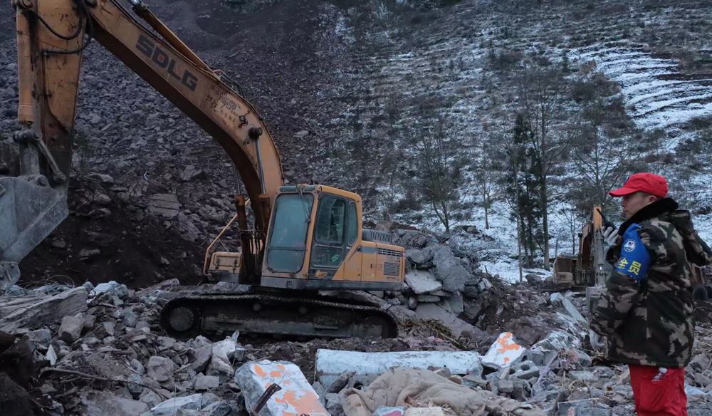 針對現場存在的大體積塊石，中國安能救援隊調用破碎錘等裝備，進行液壓分解破碎處置?；律襟w的頂部仍存在不穩定的危巖體和圍巖，為避免可能出現的二次滑坡傷害，中國安能救援隊安排專職安全人員對塌方山體不間斷地開展安全監測，制定了應急疏散方案，并組織開展了緊急避險演練。