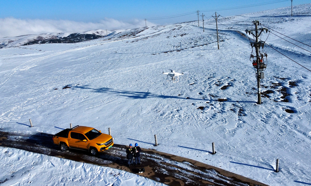 南方電網依托2008年開始建設完善的覆冰在線監測系統，通過在線監測與人工觀冰、無人機巡視相結合的方式，實時監測低溫天氣對輸配電線路帶來的影響，及時開展融冰、除冰工作。連日來，南方電網公司累計出動人員7500多人次、搶修車輛2636臺次、應急發電機627臺次、應急發電車11臺次、無人機241架次開展防冰應急處置工作。圖為1月23日，南方電網云南昭通昭陽供電局大山包供電所對位于海拔3200米的10千伏跳蹲河線開展巡視。