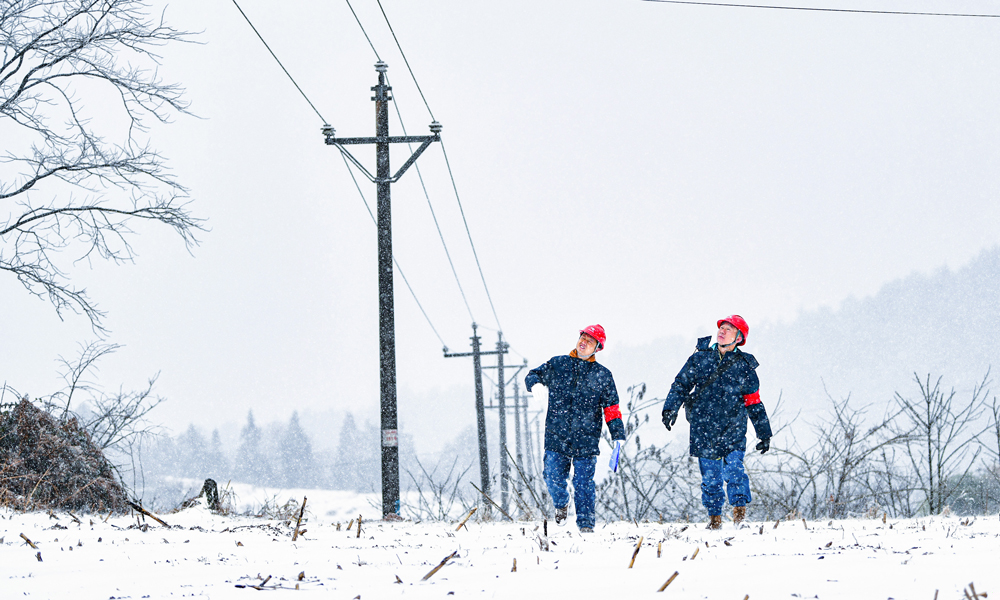 1月22日，南方電網貴州凱里施秉供電局工作人員測量線路設備覆冰情況。