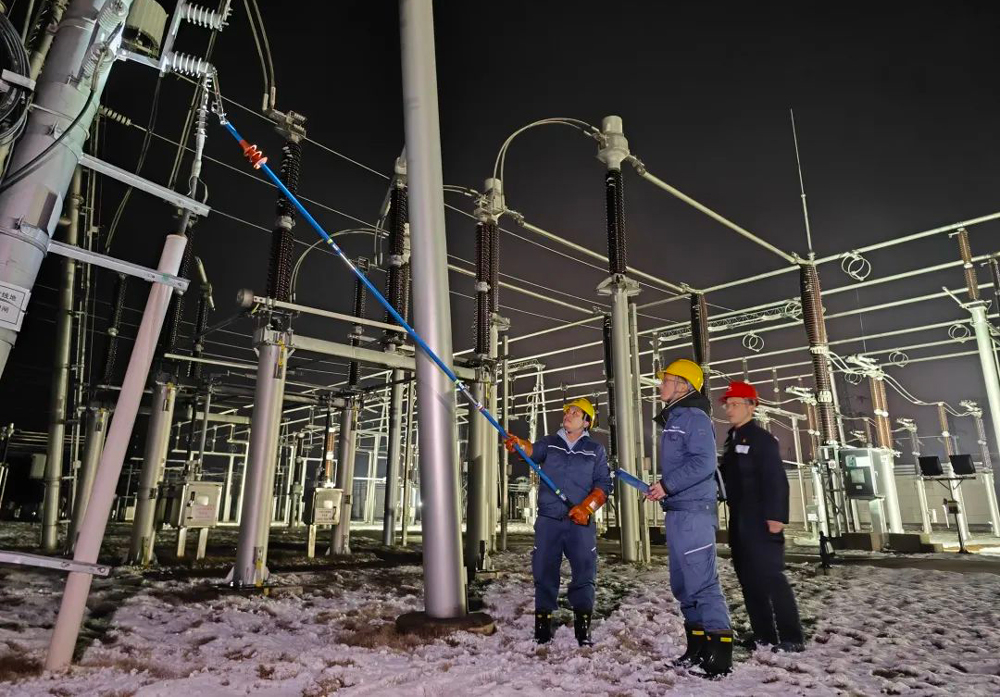 1月22日，南方電網廣西桂林供電局工作人員通過遠程及現場操作，調整融冰裝置方式，分別對線路的導線、光纜及地線進行融冰。