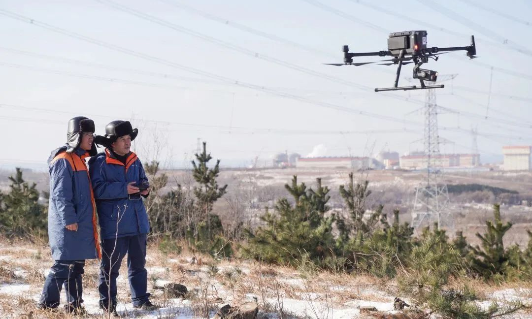 時(shí)值寒冬，全國(guó)多地迎來(lái)降溫降雪天氣。在中廣核清潔能源項(xiàng)目工作人員堅(jiān)守崗位，確保設(shè)備安全穩(wěn)定運(yùn)行、電力可靠供應(yīng)，讓“暖流”戰(zhàn)勝“寒流”。圖為紅沿河核電站巡視人員使用紅外熱像儀、無(wú)人機(jī)等設(shè)備，監(jiān)測(cè)導(dǎo)線溫度、覆冰情況。