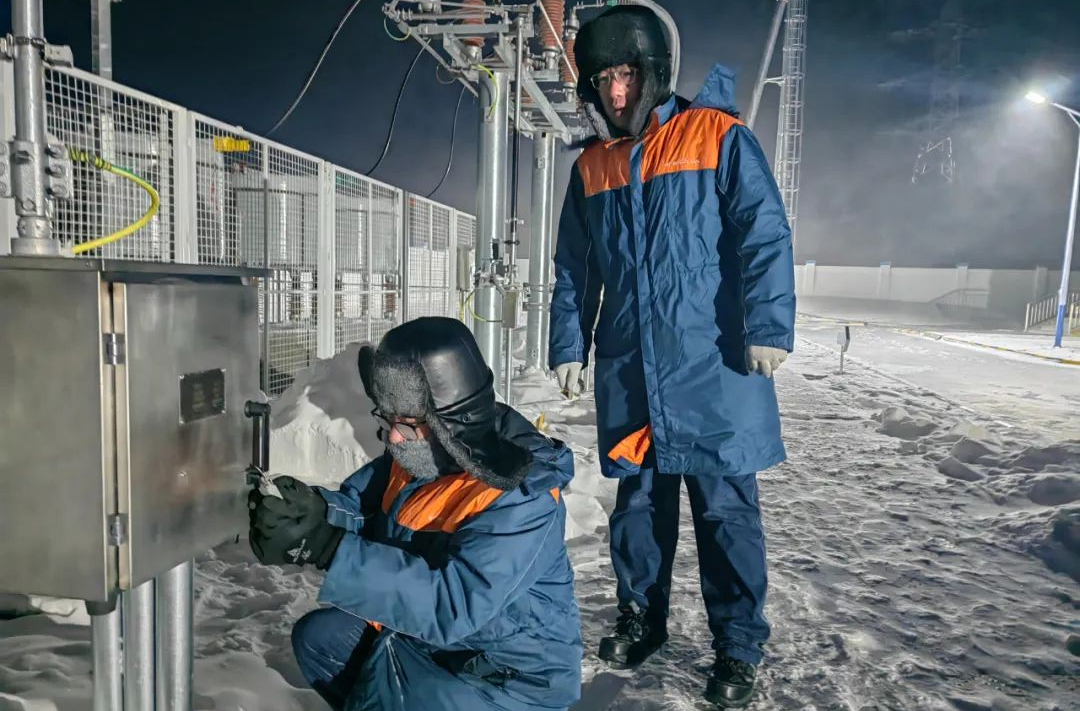 中廣核新疆吉木乃源網(wǎng)荷儲(chǔ)一體化項(xiàng)目團(tuán)隊(duì)頂著刺骨寒風(fēng)，開(kāi)展送電前各項(xiàng)準(zhǔn)備工作，確保項(xiàng)目順利并網(wǎng)。