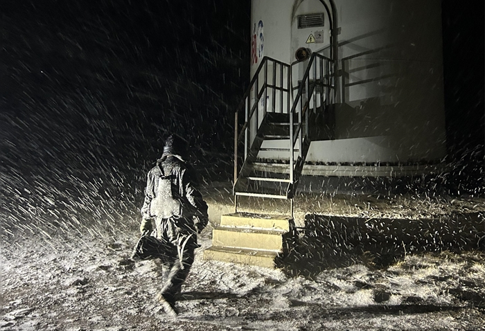 受強(qiáng)降雪和低溫的影響，中廣核遼寧長(zhǎng)皋風(fēng)電場(chǎng)部分風(fēng)機(jī)葉片結(jié)冰嚴(yán)重，風(fēng)機(jī)相繼報(bào)出故障工作人員第一時(shí)間趕赴現(xiàn)場(chǎng)維修故障風(fēng)機(jī)，確保設(shè)備恢復(fù)正常運(yùn)行。