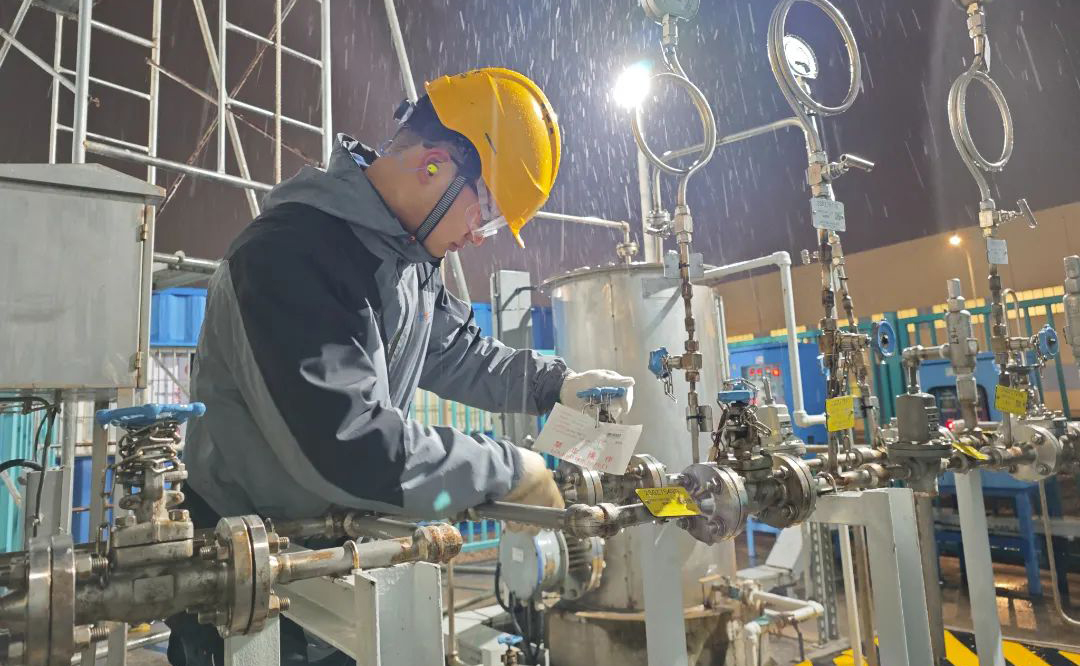 中廣核福建寧德核電有限公司工作人員頂風(fēng)冒雪執(zhí)行隔離工作，一絲不茍地完成唱票、核對(duì)指令、操作閥門、掛牌鎖、拍照驗(yàn)證等工作流程。