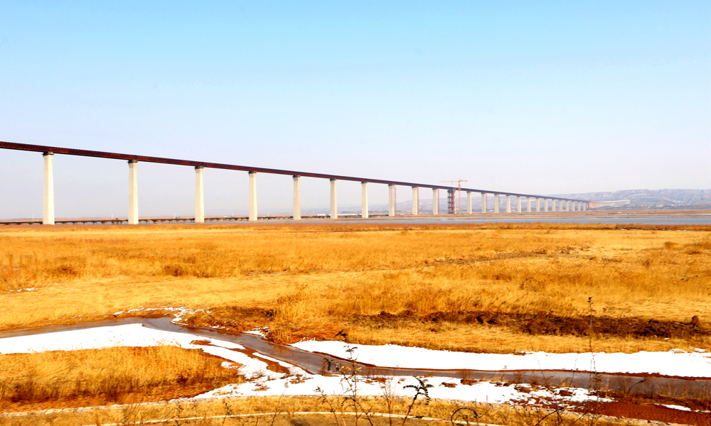 大橋建設過程中，創下四項世界第一的紀錄：從55號墩處分山西側和陜西側兩聯，累計連續頂推總長度為3816米，連續頂推長度居世界第一；單聯最大頂推長度為1912米，最大頂推長度居世界第一；單聯最多控制70臺1000噸步履式千斤頂，頂推施工時同步控制千斤頂數量居世界第一；上部結構設計使用耐候鋼5.7萬噸，是黃河流域耐候鋼規模最大的橋梁，單橋耐候鋼使用量居世界第一。
