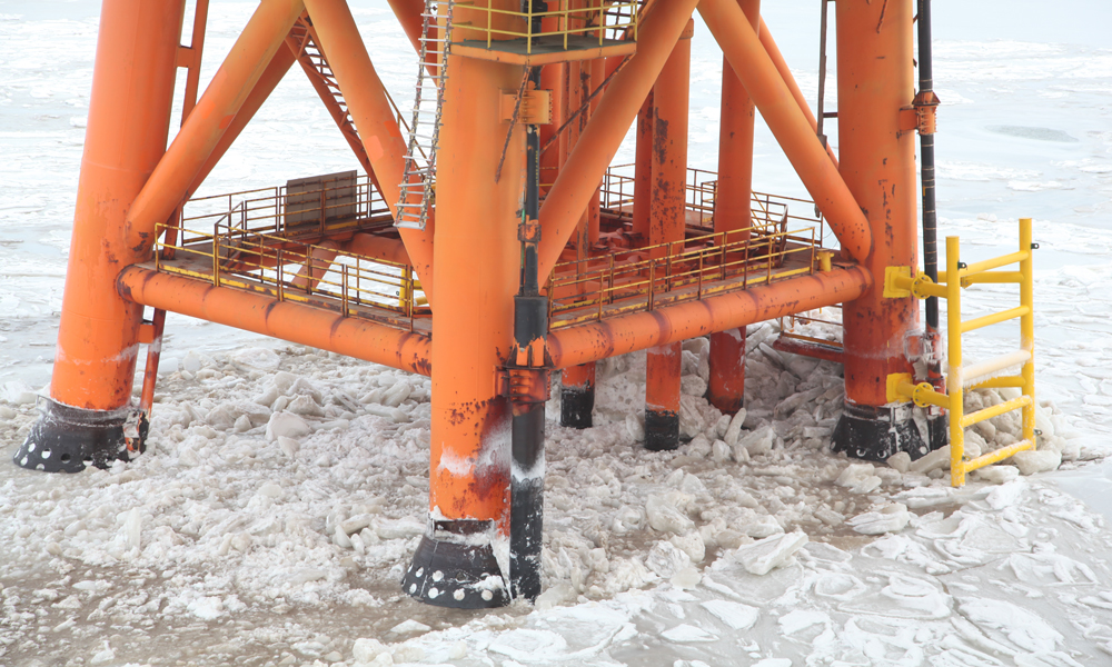 1月下旬，隨著遼東灣連續數天大風降溫，中國海油最北氣田錦州20-2氣田周圍海域最大冰厚接近20厘米。圖為海冰堆積在平臺樁腿。