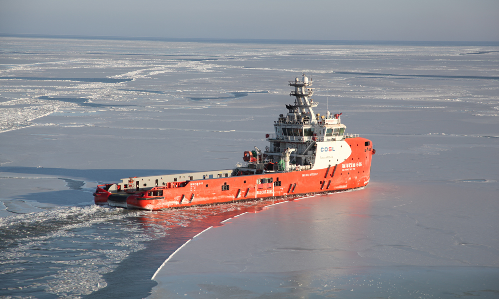 錦州20-2氣田在加密現場巡檢的同時，通過監測系統全天候關注冰情變化，協調破冰船24小時不間斷破冰，保障天然氣穩定供應。圖為破冰船正在開展破冰作業。