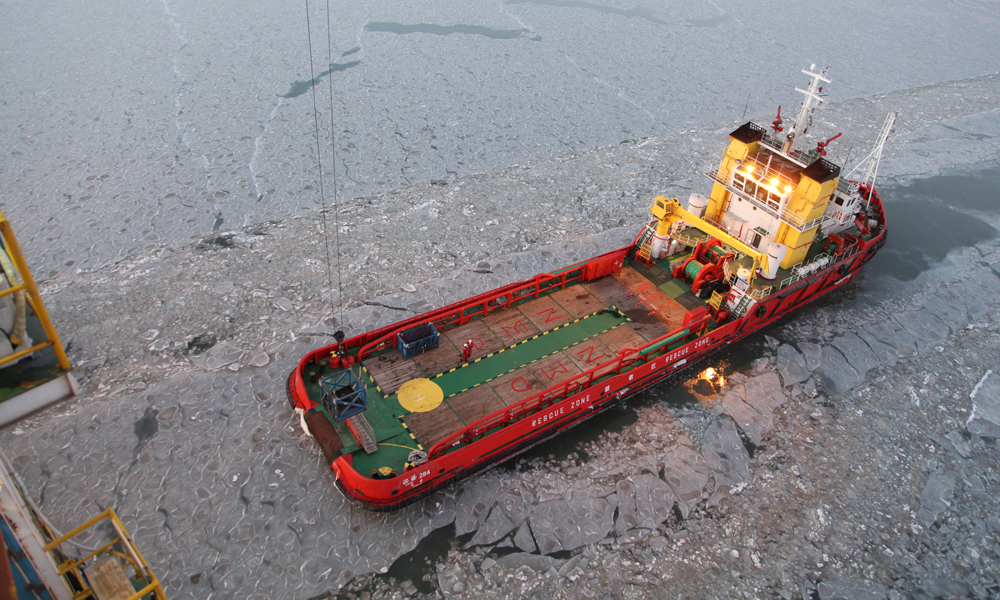 破冰船完成破冰作業靠泊平臺吊裝保供物資。