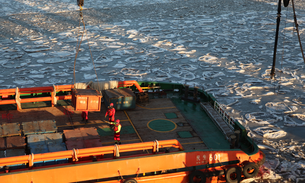 破冰結束后吊裝抗冰保產物資。