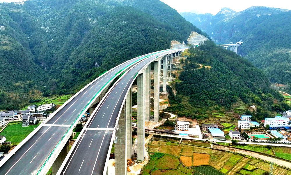 春節前夕，中國中鐵所屬各單位參建的一批公路工程相繼通車運營，以實際行動助力春運。2月2日，中鐵二局參建的桐梓至新蒲高速公路正式通車運營。該公路起于遵義市桐梓縣婁山關街道，與金仁桐高速公路順接，止于新蒲新區永樂鎮，全長72.834公里，設計時速100公里，全線橋隧比為62.97%。中鐵二局承建的三標段位于遵義市綏陽縣境內，全長23.9公里。圖為桐梓至新蒲高速公路黃魚江大橋。