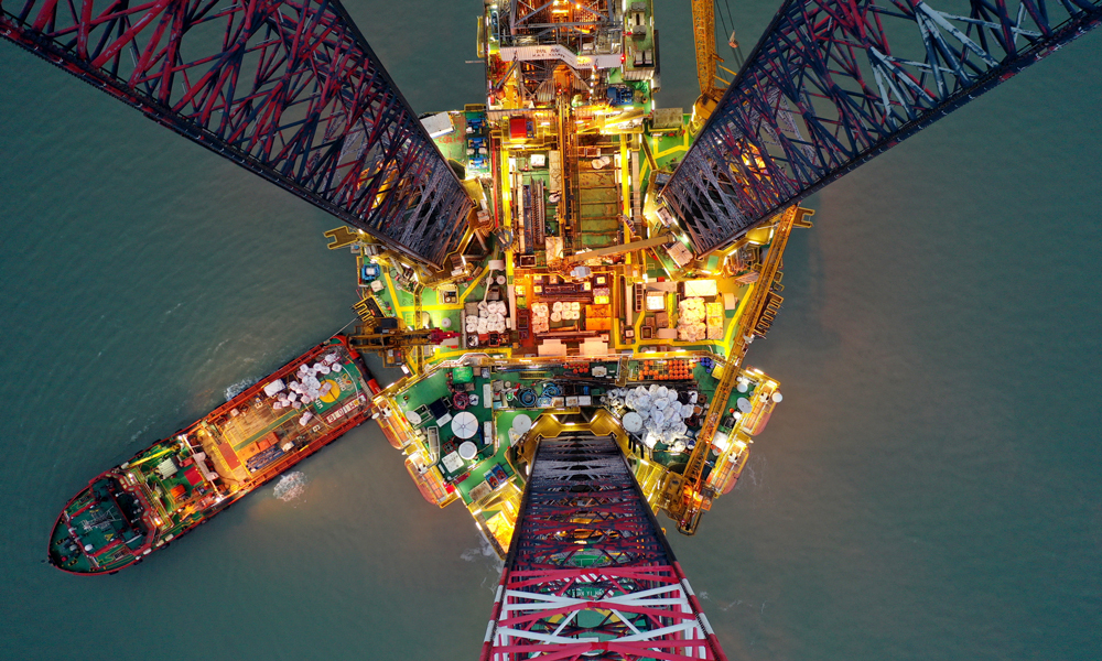 目前，探井項目組正充分利用歲末年初作業窗口，積極協調鉆機資源，壓茬推進井位部署，落實重點技術方案，推動多口重點井、難度井持續上鉆。預計2月中旬探井上鉆井位逐步增加至9到11個，屆時渤海油田大規模勘探將全面鋪開，為保障渤海油田2024年勘探發現開門紅創造充足條件。