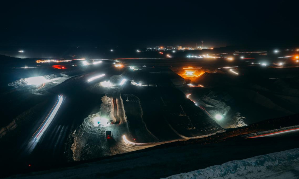 近日，國家能源集團準能集團扎實推進安全生產保障工作，確保煤炭穩產穩供。1月份，準能集團生產商品煤548.3萬噸，發電2.51億度，能源保供扎實有力。圖為黑岱溝露天煤礦生產現場。該礦根據冬季低溫、降雪等氣候特點，優化調整剝離推進、原煤開采等環節的生產方案，保證煤炭穩產穩供。