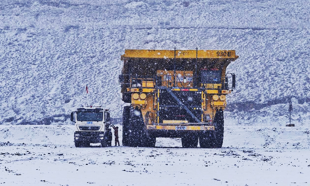 準能集團哈爾烏素露天煤礦針對雨雪天氣作業，加強職工生產現場安全教育。職工嚴格執行冰雪泥濘路面標準化作業流程，在保證安全的前提下，全力生產。
