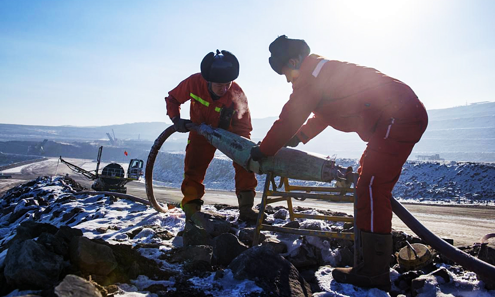 準能集團哈爾烏素露天煤礦積極落實各項冬季安全生產措施，提前謀劃實施架“橋”移“站”、加減電纜、走鏟走鉆等工作，保障礦山供電穩定可靠。圖為供電隊運行電工對接電纜耦合器。