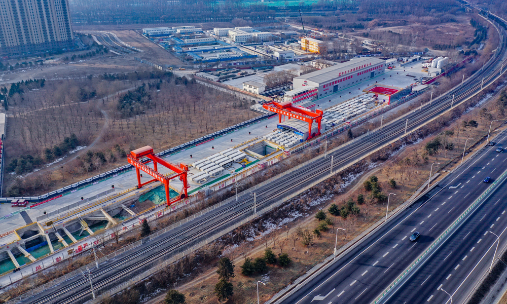 春節期間，由中國鐵建所屬中鐵十四局承建的京唐城際鐵路運潮減河隧道正常掘進。該隧道是北京地區目前直徑最大的高鐵隧道，使用直徑13.3米盾構機“京通號”開挖。中鐵十四局京唐城際鐵路八標項目的200名建設者堅守崗位，與這臺總長約138米、總重量約3200噸的“巨無霸”一起跨年。圖為京唐城際鐵路項目航拍。