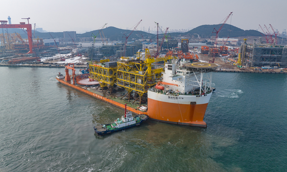 春節期間，中國海油各單位員工堅守崗位，確保油氣安全穩定供應。圖為“海洋石油278船”裝載著“深海一號”二期工程組塊在青島起航離港，跨越1500海里運輸至項目作業現場，保障海上安裝工作。楊一君 攝