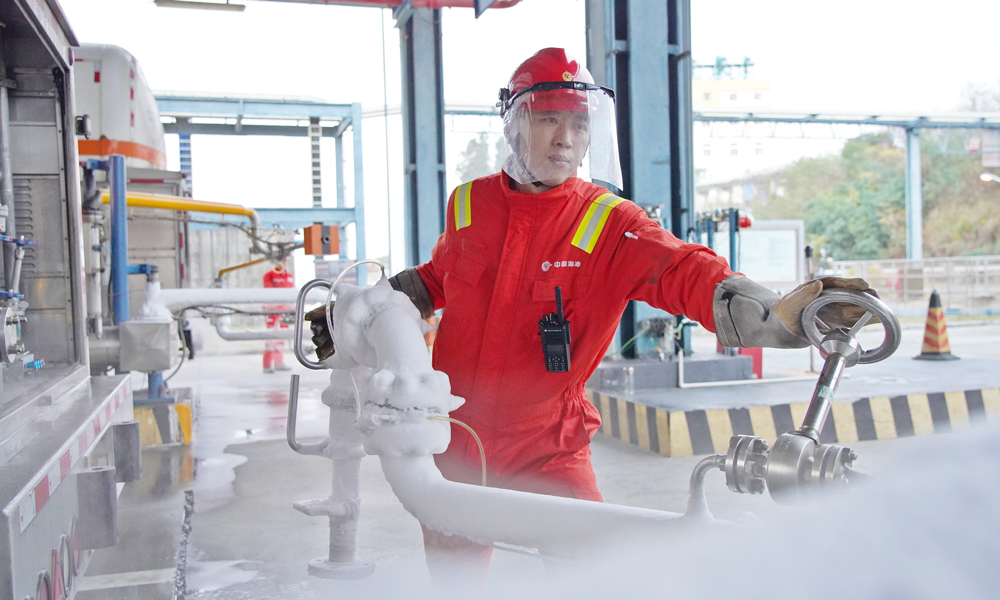 福建LNG優化槽車調度，實現隨到隨裝，全力保障福建省及周邊地區LNG穩定供應。 楊艷平 攝