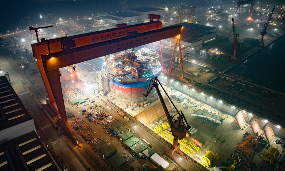 海油工程青島場地燈火通明，近700名工程建設者堅守在項目現場保障施工進度。張立忠 攝