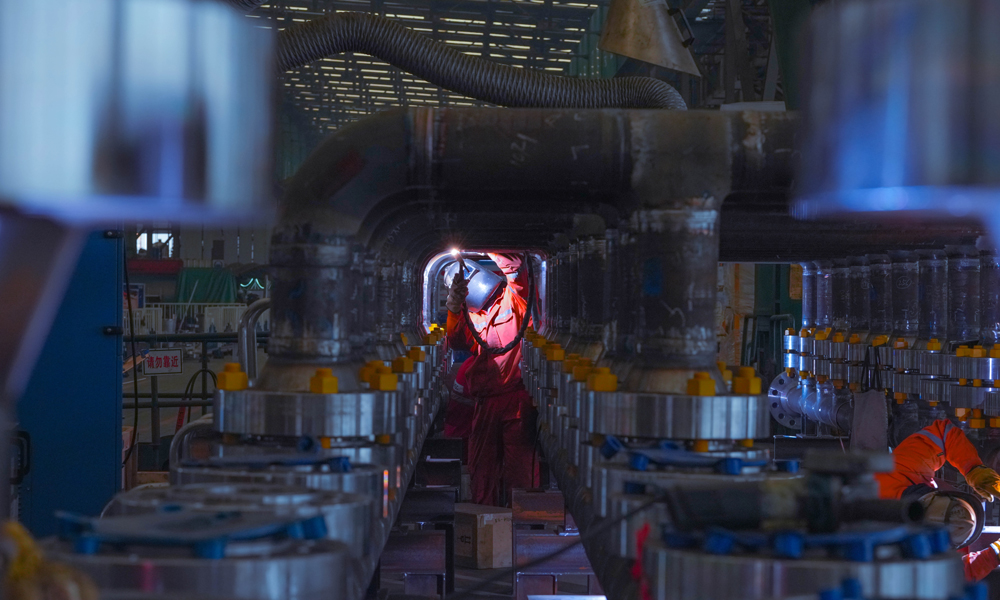 海油工程特種設備分公司臨港場地，施工人員奮戰在生產一線，進行管線預制工作。 李振國 攝