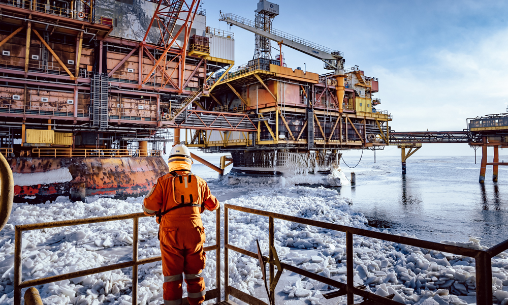 新春伊始，我國海上最北油田錦州9-3油田一線工作人員及時清理海冰，保障油田安全生產。費振宇 攝