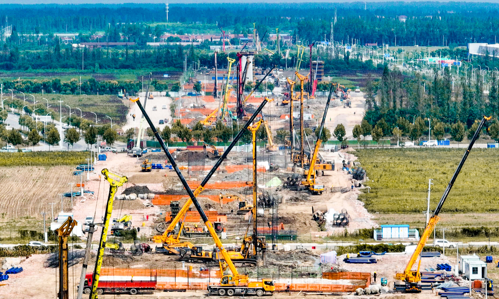 近日，中國鐵建各單位全力推動重點項目建設，強化安全管理、科學施工，著力打造精品工程，助力基礎設施建設。中鐵十二局漢漢高鐵項目為快速打通全線架梁通道，嚴格執行領導帶班和24小時專人值班制度，全力做好復工階段施工生產統籌協調，掀起節后復工復產熱潮。漢漢鐵路是我國沿江高速鐵路通道的重要組成部分，建成后對強化武漢樞紐地位、助推湖北省融入國家綜合立體交通骨干網具有重要意義。