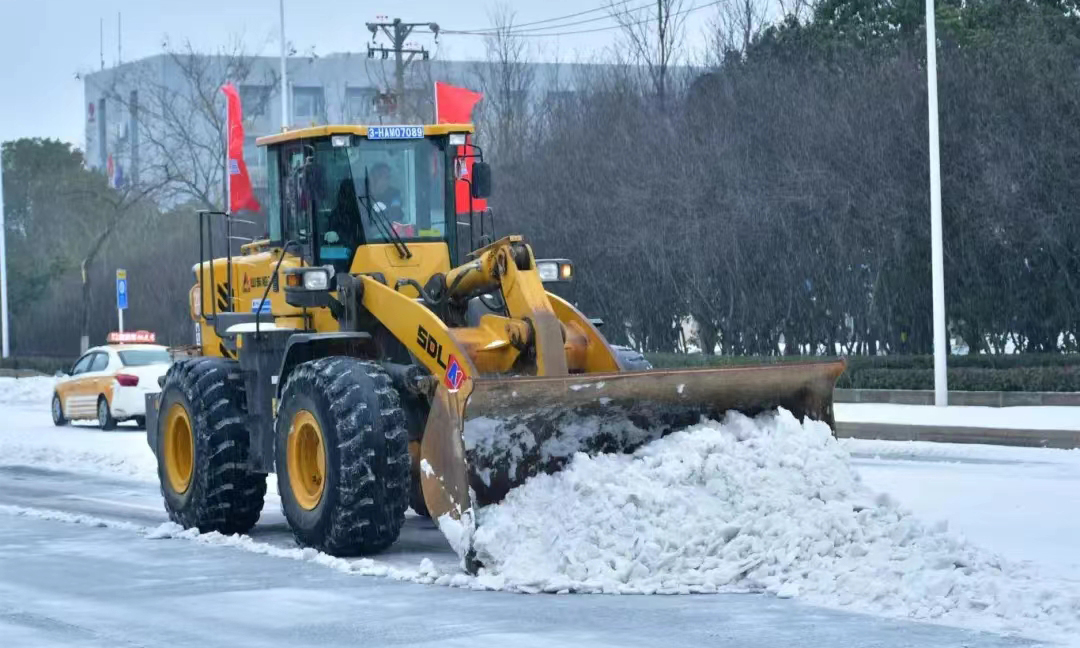 近日，我國大部地區持續低溫，南方部分地區出現雨雪冰凍天氣。中國安能集團以雪為令，積極履行社會責任，迅速投入到除冰雪、穩生產、保民生的戰斗中。