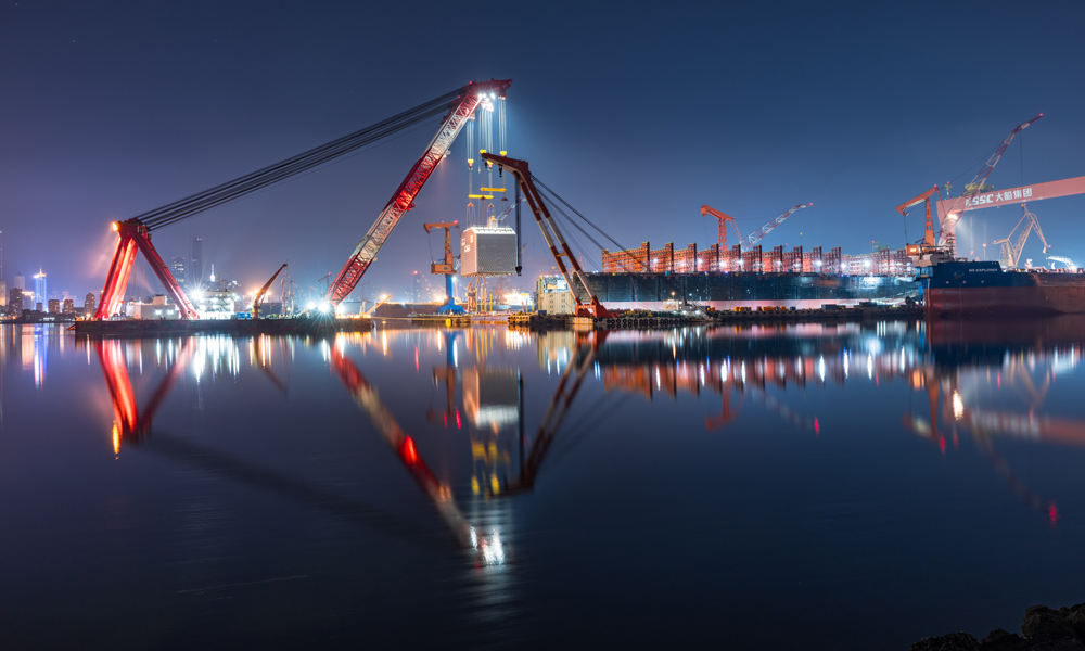 日前，由大連造船自主設計的全球最大B型LNG燃料艙順利吊運安裝結束，本次吊裝作業采用3600噸大型海吊一次性安裝到位，全程實際用時約29小時，相比原定計劃提前9.5小時完成全過程吊裝作業。常江 攝