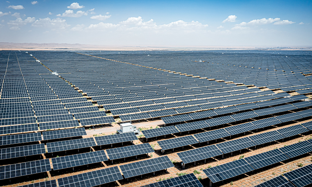 在廣袤荒涼的騰格里沙漠東南腹地的沙海中，泛著藍色光澤的光伏板如海浪般綿延不絕，光伏板間草木生長、綠意喜人。坐落在寧夏中衛的國家能源集團龍源電力寧夏騰格里沙漠新能源基地一期1吉瓦光伏發電項目，是全國首批首個“沙戈荒”新能源基地建成項目，也是“西電東送”核心電源工程，通過“板上發電、板間種植、板下修復”的模式，探索“新能源建設+沙戈荒生態系統保護與修復”的新路徑，在大漠荒原鋪展開一幅壯美的綠色生態畫卷。