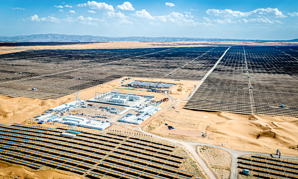 該項目于2022年11月15日開工建設，10天將2.8萬畝沙丘變為平地，28天完成330千伏升壓站土建工程，60天完成330千伏升壓站電氣安裝，70天完成330千伏送出線路144基鐵塔組立和51公里導線展放，90天完成33萬根PHC管樁施工和組件安裝。2023年4月26日，項目正式并網發電，2023年累計發電13.6億千瓦時，預計后續每年可提供清潔電能18億千瓦時，滿足150萬個家庭一年的用電量。