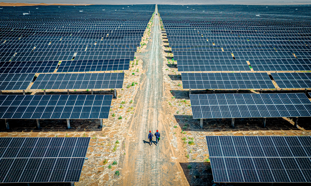 路在腳下，路在前方。國家能源集團可再生能源規模化和綠色可持續發展道路在建設者腳下不斷延伸。