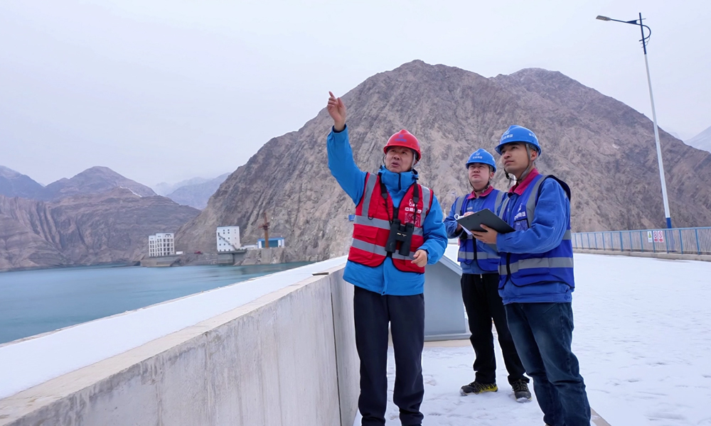 據了解，今年阿爾塔什水利樞紐春灌引水指標4.8553億立方米，阿爾塔什水利樞紐結合自身實際，科學編制水庫調度計劃，統籌制定應急保障措施，全力以赴完成年度供水任務。圖為阿爾塔什水利樞紐工作人員提前對大壩開展巡檢。