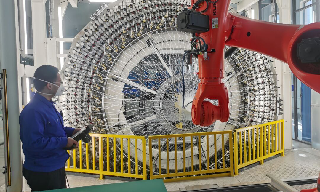 近日，兵器工業集團所屬企業生產現場一片繁忙，工作人員鉚足干勁抓生產，確保產品如期交付。圖為材料院53所科研人員利用三維編織機進行某預成型體制備實驗，持續提升產品性能指標。