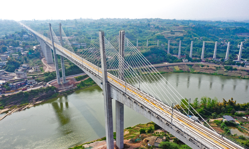 據悉，渝昆高鐵渝宜段位于重慶市和四川省境內，是我國“八縱八橫”高速鐵路主通道之一“京昆通道”的組成部分，正線全長約205公里，設計時速350公里。其中，中鐵四局承建的渝宜段站前四標全長31正線公里。