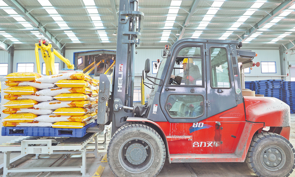 中?；瘜W華鶴公司作業人員正在做尿素產品裝車發運前的準備工作。梁玉欣 攝