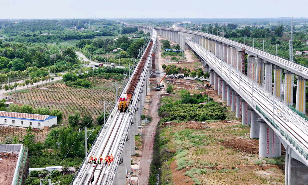 日前，隨著最后一對500米長鋼軌平穩鋪設在無砟道床上，標志著由中國鐵建旗下中鐵十二局參與建設的新建荊門至荊州高鐵（以下簡稱：荊荊高鐵）全線鋪軌順利完成，為年內實現開通運營奠定了堅實基礎。圖為鋪軌作業現場。