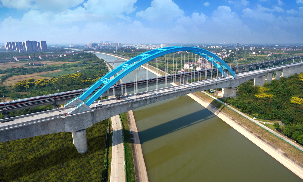 荊荊高鐵自荊門西站起，途經荊門、沙洋、荊州等縣（市），終點與荊州站接軌，全長77.6公里，設計時速350公里。中鐵十二局承擔了線路343孔箱梁架設以及全線151.18公里的鋪軌任務。圖為荊荊高鐵漢江運河特大橋。