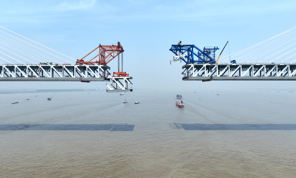 近日，隨著長28米、寬39米、高17米，重約1446噸的鋼桁梁精準落位，中國中鐵旗下中鐵工業制造的常泰長江大橋主航道橋最后一個節段成功架設，至此常泰長江大橋常州側主體工程全部完成，全橋預計6月份合龍。