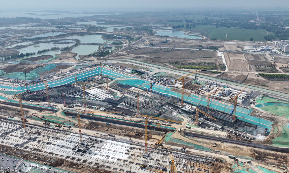 雄忻高鐵是我國“八縱八橫”高速鐵路網京昆通道的重要組成部分，線路東起京雄城際鐵路雄安站，西至大西高鐵忻州西站，正線全長342公里，設計時速350公里。圖為雄忻高鐵雄安地下段及相關配套工程四標段建設現場。