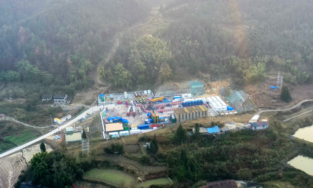 南川頁巖氣田應用全電動壓裂泵進行儲層改造現場。