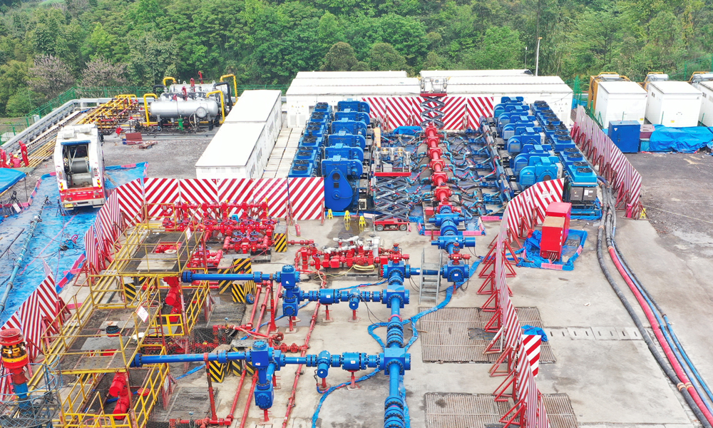 南川頁巖氣田應用全電動壓裂泵進行儲層改造現場。
