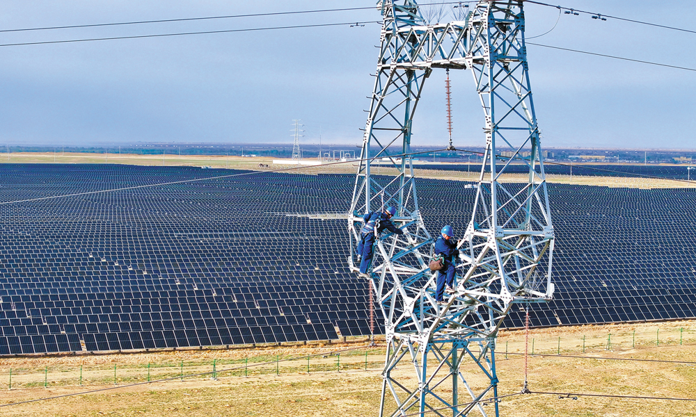 國家電網新疆阿勒泰供電公司工作人員登塔巡檢110千伏中航蓋光線，消除線路金具缺陷，保障清潔能源外送通道穩定運行。