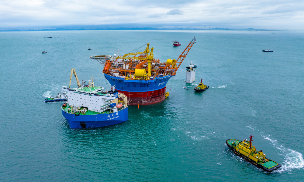 “?？惶枴笔羌蜕a、存儲、外輸等功能于一體的高端海洋裝備，包括船體和上部功能模塊兩部分，由近60萬個零部件組成。面積相當于13個標準籃球場，最大儲油量達6萬噸，按照百年一遇惡劣海況進行設計，設計壽命30年，可連續在海上運行15年不回塢。圖為“海葵一號”進行浮卸作業。