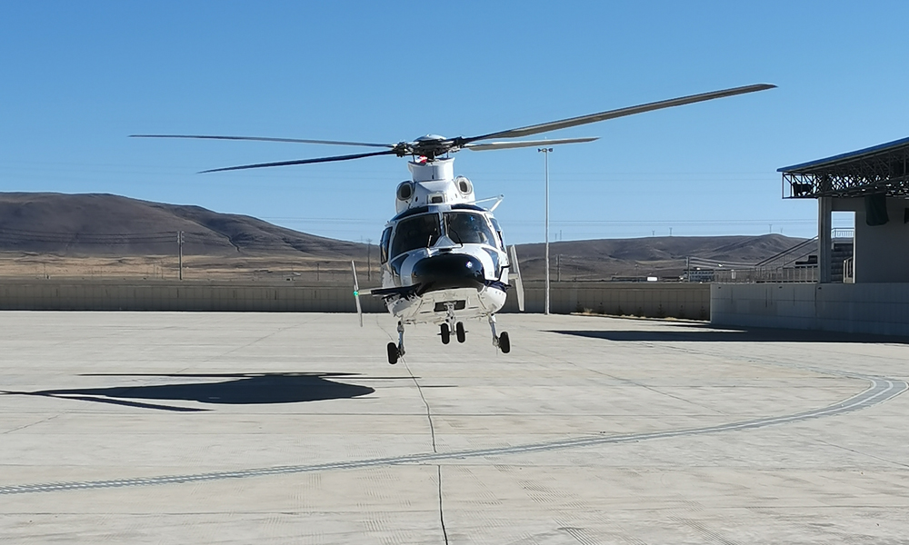 近日，航空工業研制的“吉祥鳥”AC312E民用直升機先后在西藏朋康機場（海拔3600米）、那曲起降點（海拔4500米）完成起降能力驗證和高原轉場飛行，以及那曲起降點規定重量的無地效懸停試飛。