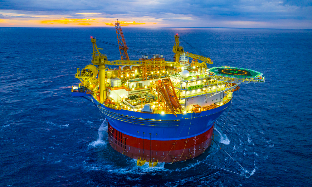 “?？惶枴彼诤Ｓ蚓嗌钲跂|南約240公里，水深320多米，風向多變、內波流頻發?！昂？惶枴笔羌蜕a、存儲、外輸等功能于一體的高端海洋裝備，由近60萬個零部件組成，總重達3.7萬噸，高度接近30層樓，主甲板面積相當于13個標準籃球場，最大儲油量達6萬噸，每天能處理約5600噸原油。圖為“海葵一號”外景。